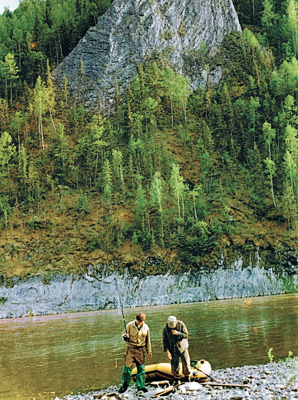 рыбаки на реке