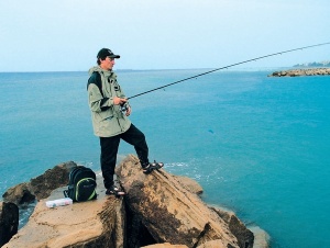 Рыбалка в Сочи на море с берега на спиннинг